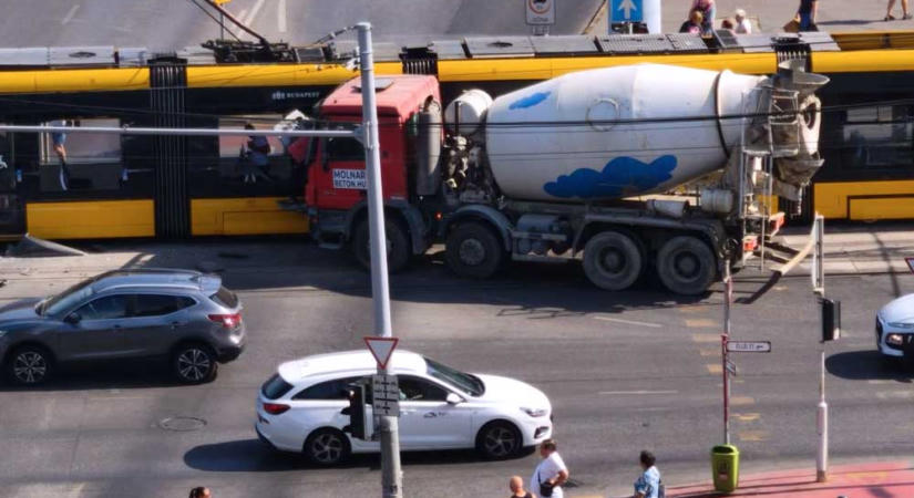 Betonkeverővel ütközött egy villamos Kispesten, pótlóbuszok járnak a baleset vonalán