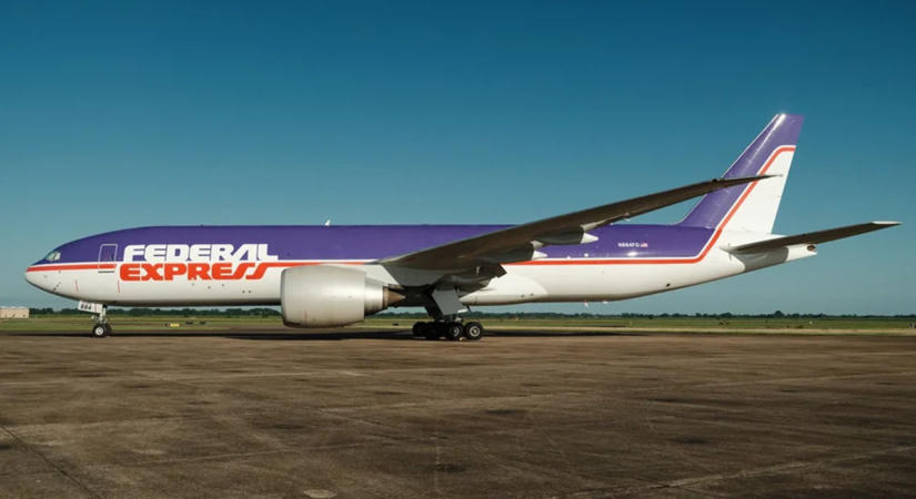 Retro festésű repülőgéppel tiszteleg alapítója előtt a FedEx