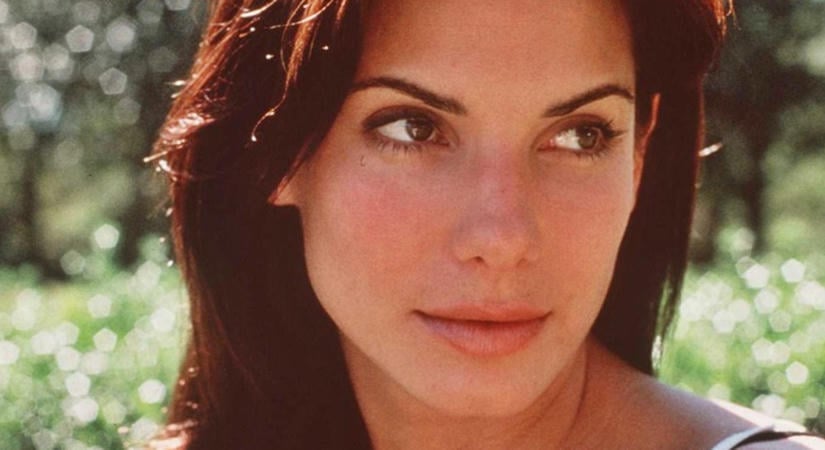 Le a kalappal! Sandra Bullock 62 évesen is bomba formában van