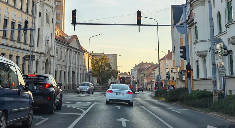 Nem működnek a jelzőlámpák a szombatheyi belváros jó nagy részén - fotók