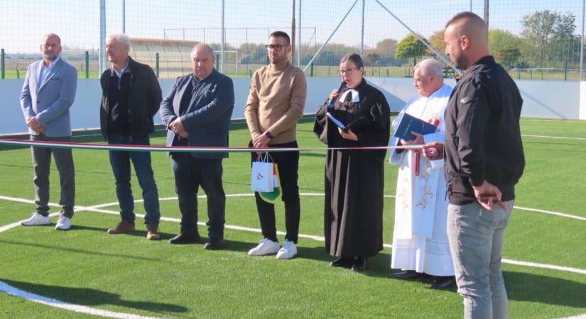 Műfüves pályán focizhatnak a farádiak, segített az MLSZ és a Honvédelmi Minisztérium is