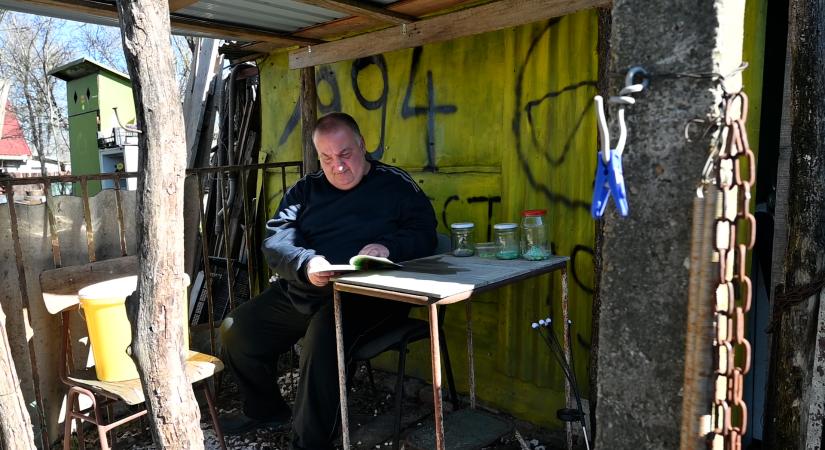 Laci hajléktalanszállón él, onnan jár tanulni: diploma és egy lakókocsi az álma!