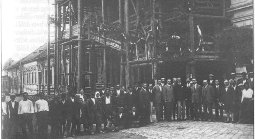 Uralja a Táncsics utcát az idén száz éves Speyer-féle szolnoki bérház – galéria, videó