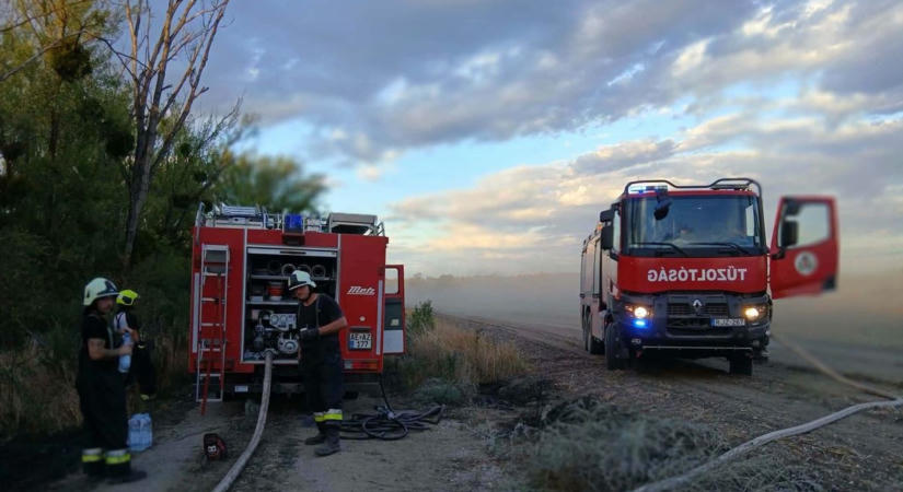 Megszenvedtek a tűzoltók - Fotókon a rajkai tűz
