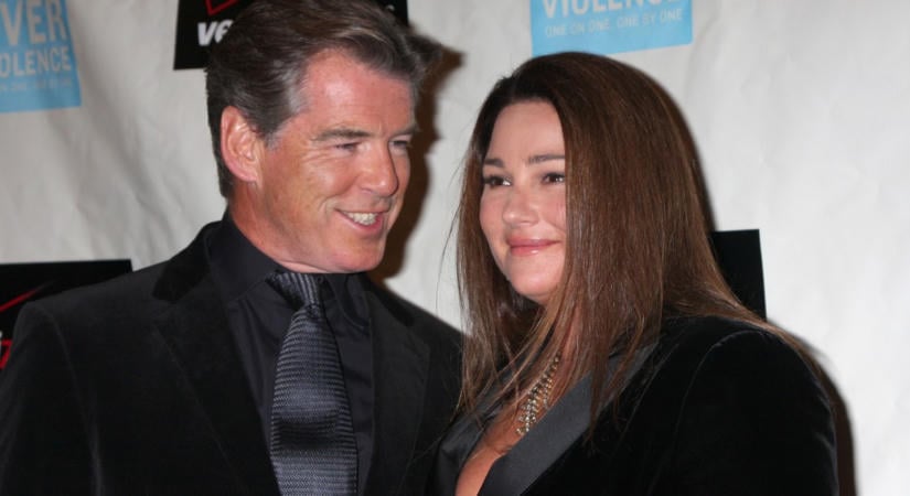 Megvédte a kritikáktól egykor duci feleségét Pierce Brosnan. 63 éves lett és elképesztő a kinézete Keely-nek, akit most is imád a színész