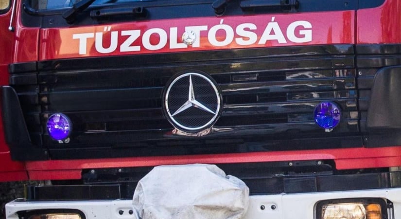 Lakóház és melléképület is lángra kapott Csőszön, három vízsugárral oltottak a tűzoltók