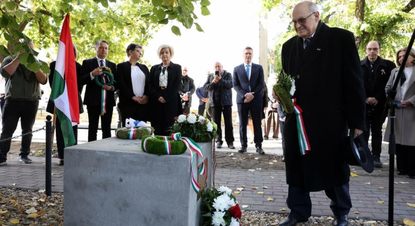 „Mindenki világítson a maga helyén!” – Emlékkő őrzi F. Nagy József örökségét  fotók