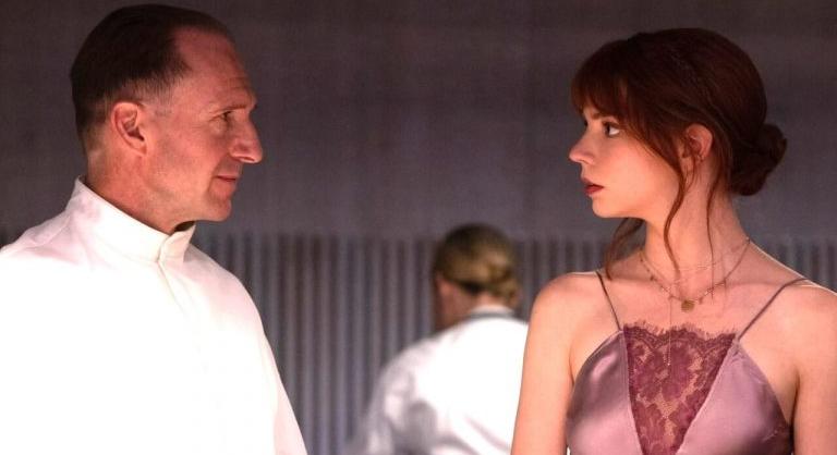 Ínycsiklandó borzalmakat ígér Ralph Fiennes új mozijának első kedvcsinálója