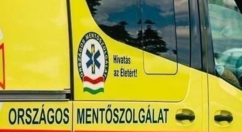 Mentőautó ütött el egy gyalogost a Corvin-negyednél, leállt a 4-6-os villamos