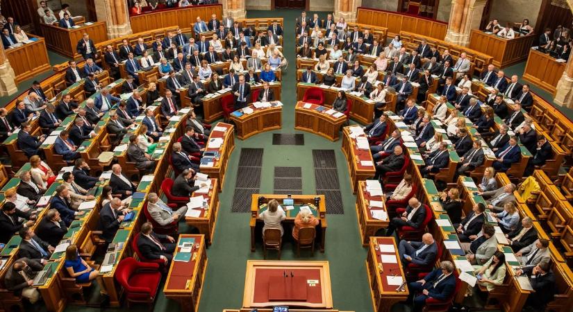 Alaptörvény: sarkalatos marad a földtörvény és a nemzeti vagyon védelméről szóló törvény