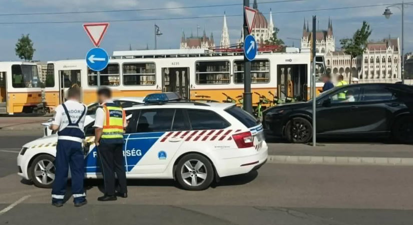 Apja és testvére is végignézte: 50 méteren keresztül tolta a hatéves kisfiút a villamos a Batthyány térnél