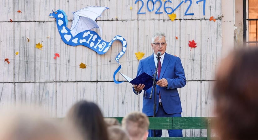 119. alkalommal csengettek be a Kazinczy Gimnáziumban Győrben - fotók, videó