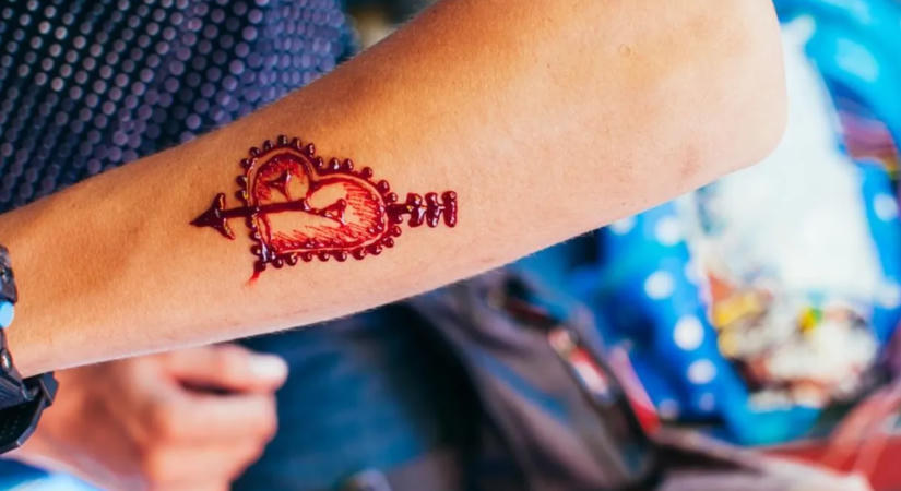 Kinga csak egy hennával festett szívet kért a beduin kislánytól – hónapokkal később értette meg az üzenetét