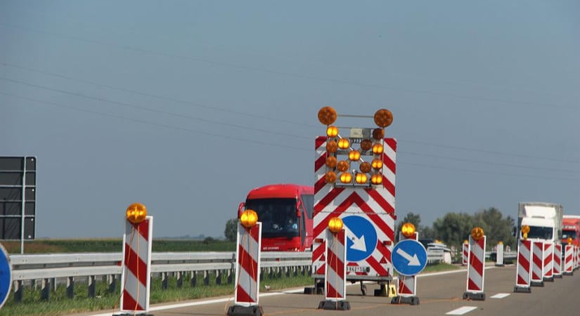 Tömegkarambol az autópályán, sérültek is vannak