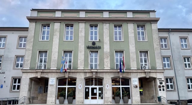 Visszatért Vaskó Ernő a komlói hivatalba – Újabb fordulat a jegyző ügyében