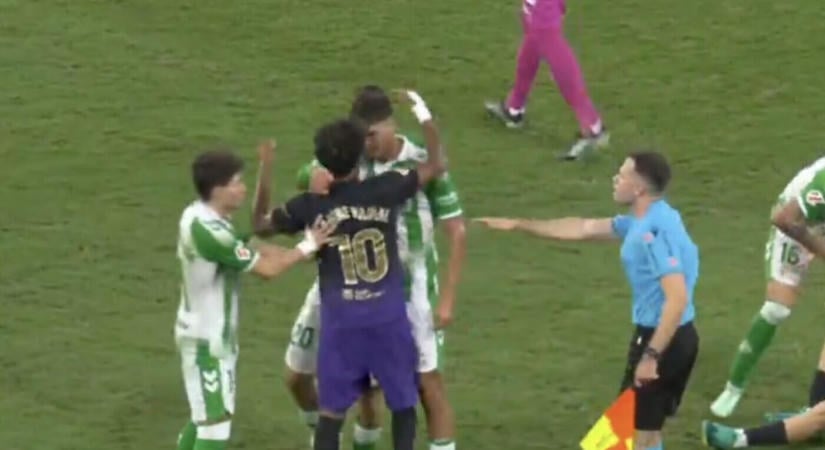 Videón ahogy lefejelik a kakaskodó Lamine Yamalt a Betis–Barcelona meccsen
