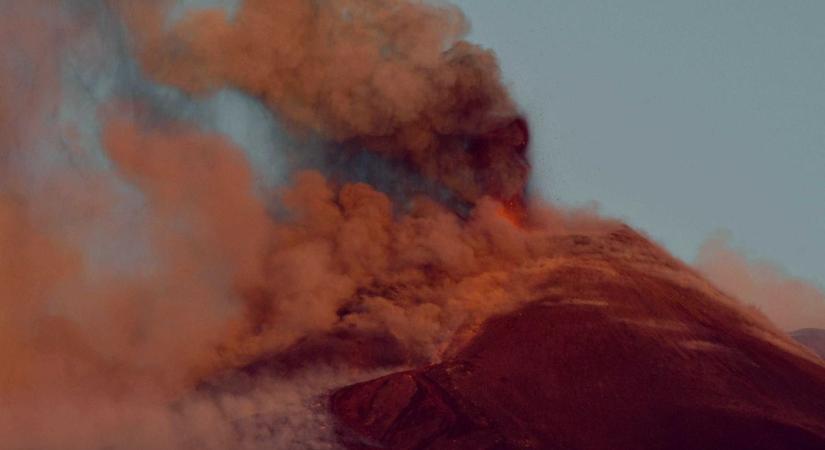 Óriási hamufelhőt szórt az égre az Etna – be kellett zárni a repülőteret (VIDEO)