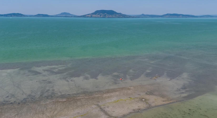 Láthatatlan az alga a Balatonban: érdemes zuhanyozni fürdés után