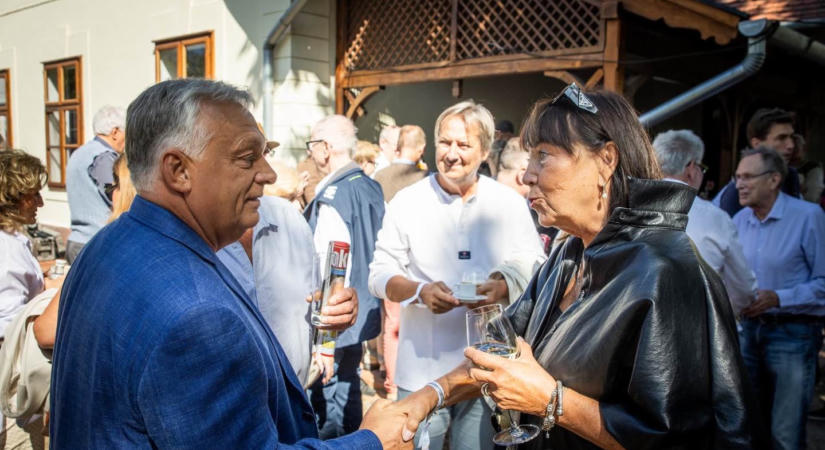 Orbán Viktor a célállomáshoz érkezett, kivont karddal rúgja rá az ajtót az őszi szezonra