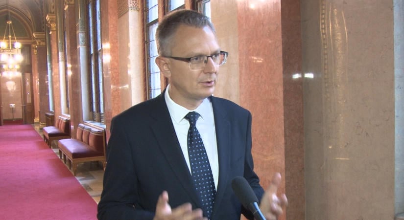 Rétvári Bence: Mostantól kezdve az oktatási intézményekbe be lehet vinni a genderideológiát különböző foglalkozásokon (VIDEÓ)