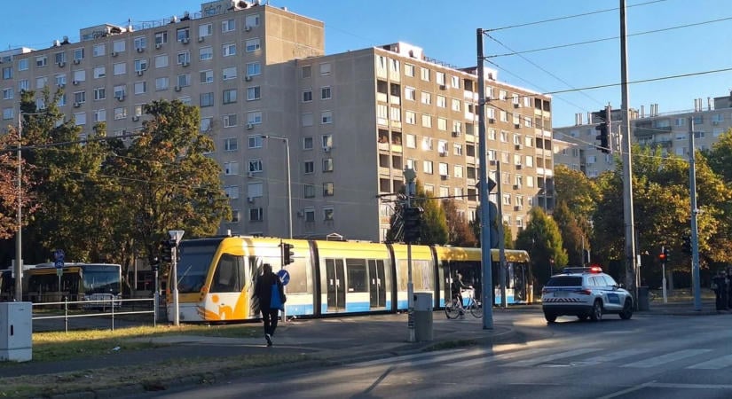 Villamos és kerékpáros ütközött össze Debrecenben, egy kereszteződést lezártak – fotókkal
