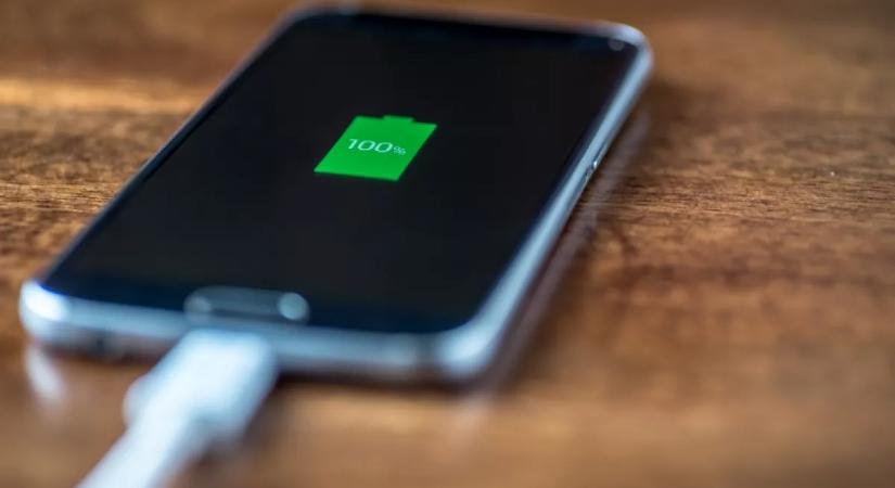 Ha így töltöd a telefonod, felezed az akksi élettartamát: hamarabb tönkremegy tőle a mobilod, mint gondolnád