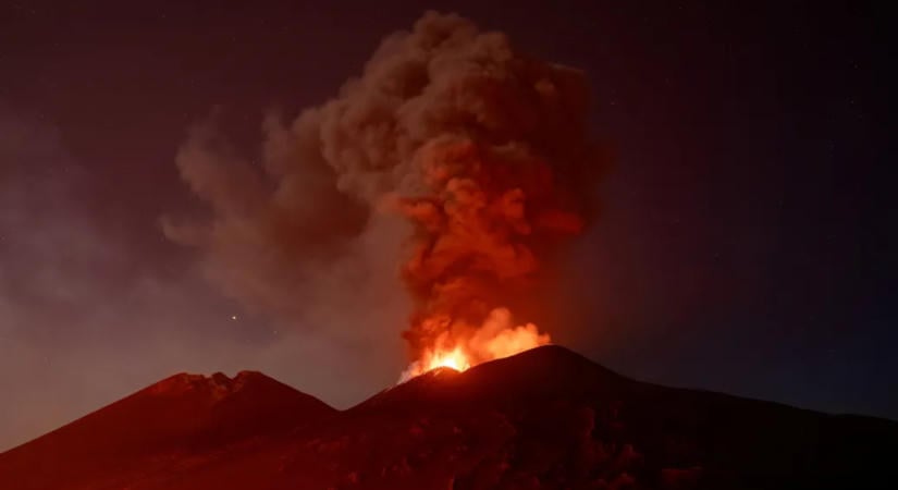 Megzavarta Szicília légi közlekedését az Etna kitörése, turisták ezrei rekedtek a szigeten
