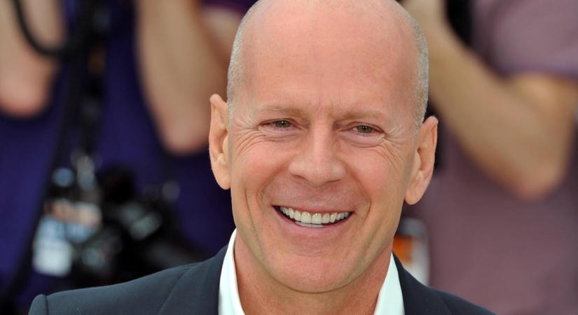 Friss videón a nagybeteg Bruce Willis: két segítővel tud csak közlekedni a világsztár