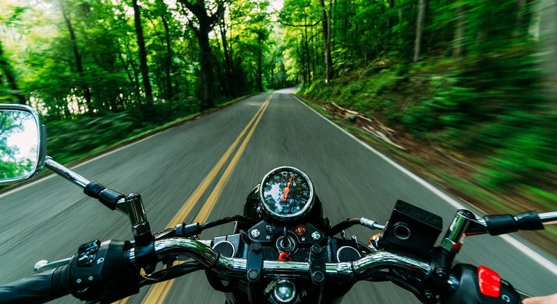 Két motorkerékpáros súlyosan megsérült, miután az egyik gépkocsival ütközött