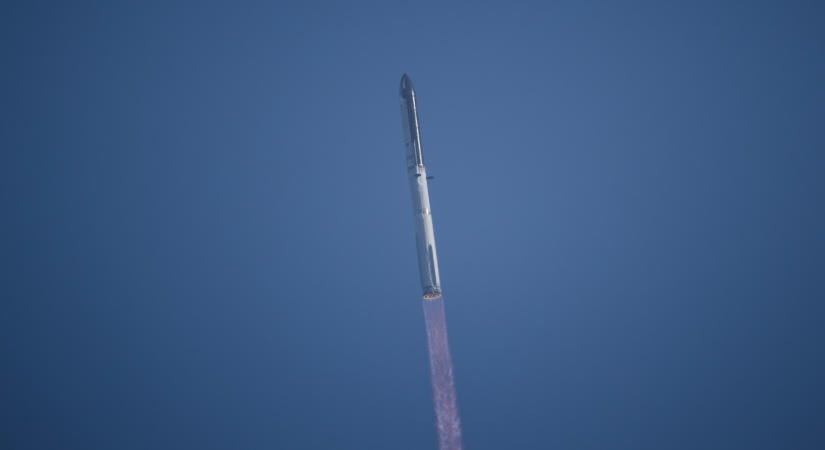Elon Musk szerint hamarosan akár óránként lőhetik ki a világ legnagyobb rakétáját