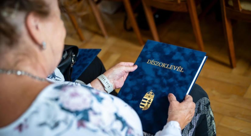 Évtizedeken át szolgálták a diákokat: emlékdiplomás pedagógusokat köszöntött a Széchenyi István Egyetem - fotók