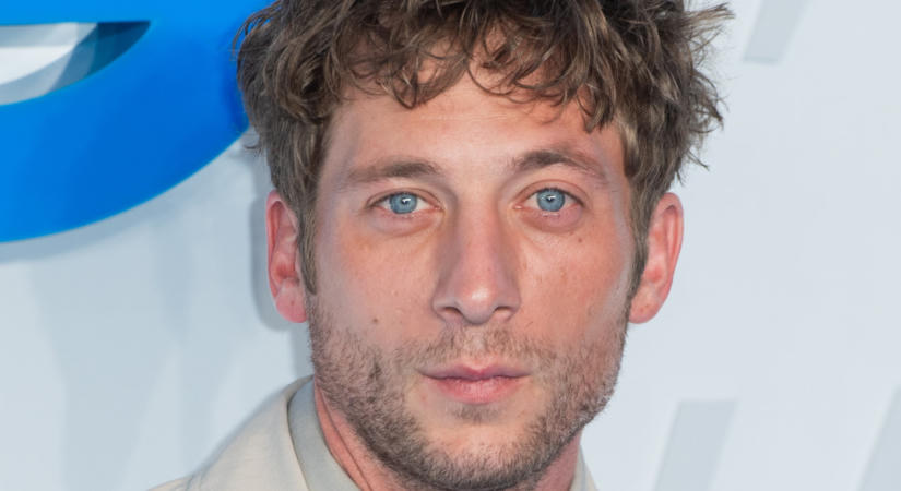 Jeremy Allen White öltönye új szintre emeli a laza eleganciát