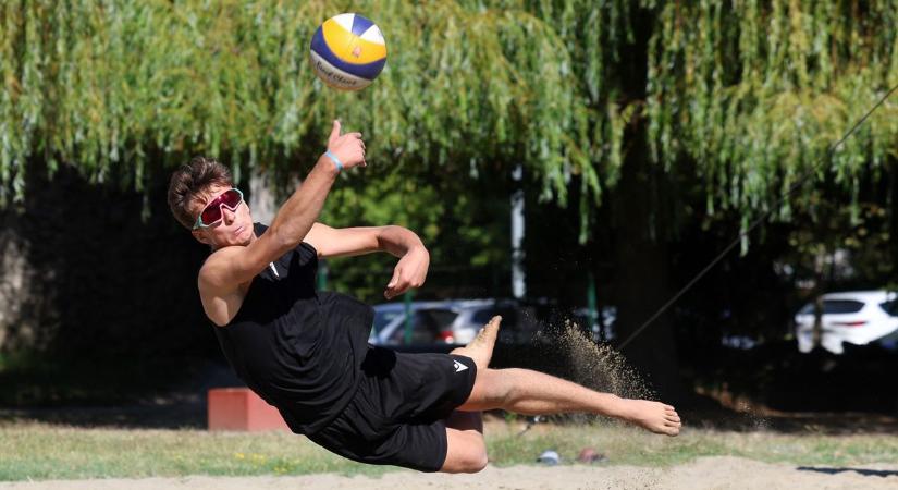 Harminchárom éve emlékeznek a két sportolóra a desedai strandröplabda-pályákon