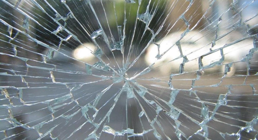 Baleset történt a 834-es úton, a sofőr kizuhant a járműből
