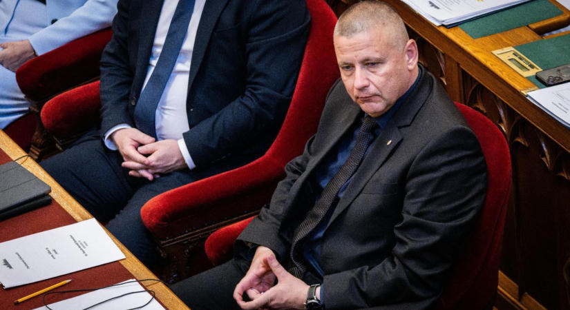 Megbírságolták Ruszin-Szendi Romuluszt, mert nem volt bekötve a biztonsági öve