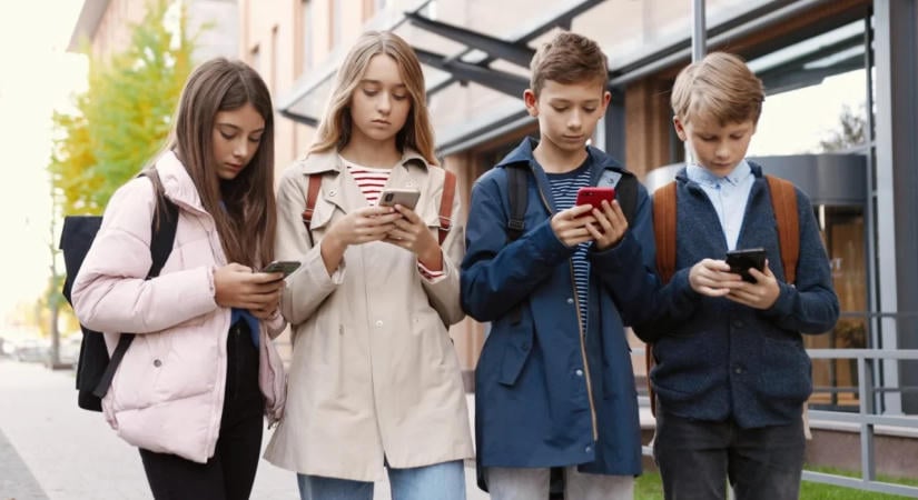 Szigorú szabályok jönnek: az EU KIDS Act védené a gyerekeket az online térben