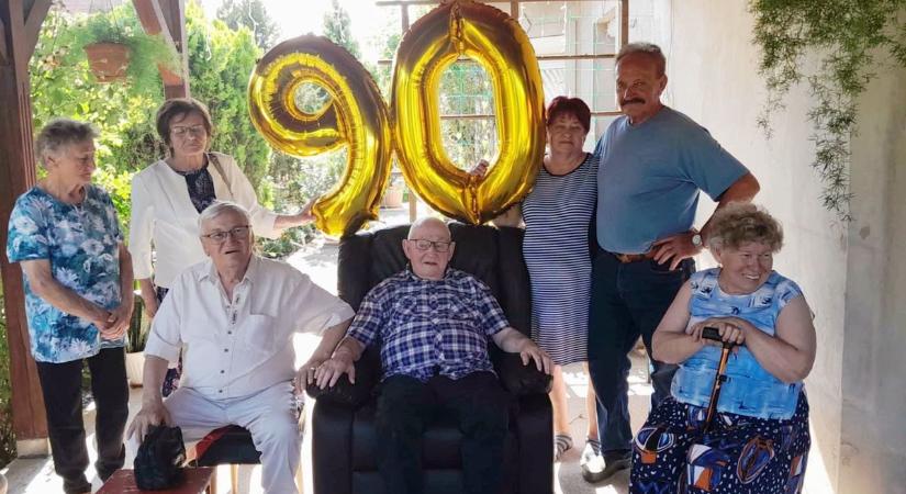 Kilenc unoka és dédunoka büszkesége: 90 éves lett Nádudvar egyik köztiszteletben álló lakója