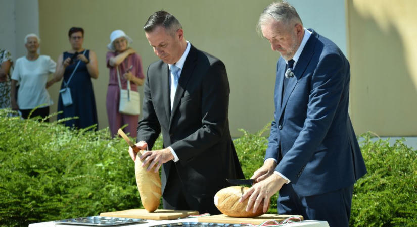 Így emlékeztek az államalapításra Zalaegerszegen – megszegték az új kenyeret is (galéria)