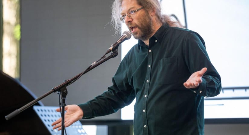 „Az őz nem a szarvas felesége” – Varró Dániel különleges verssel készült a HatAlmás Agancsnapra