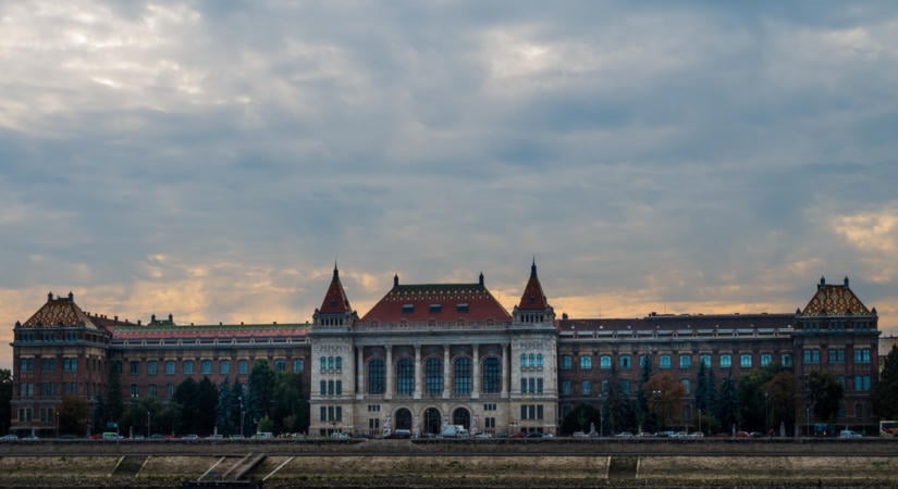 Palesztin terrorista emlékének ajánlották az egyetemi évkönyvet, vizsgálatot indított a BME