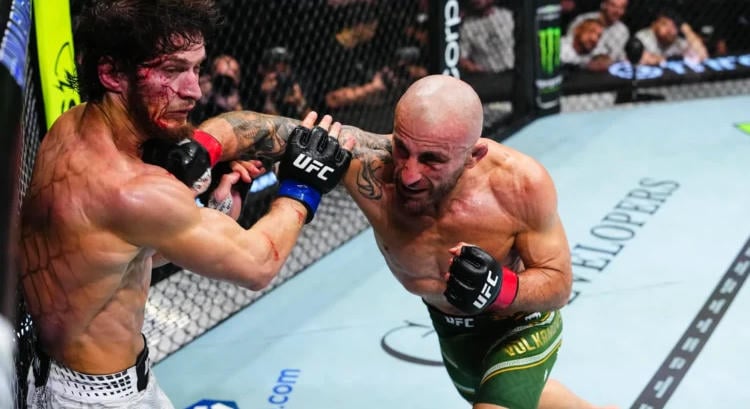 Alexander Volkanovski kiütötte Movsar Evloevet, megvédte címét a UFC 333 főmeccsén
