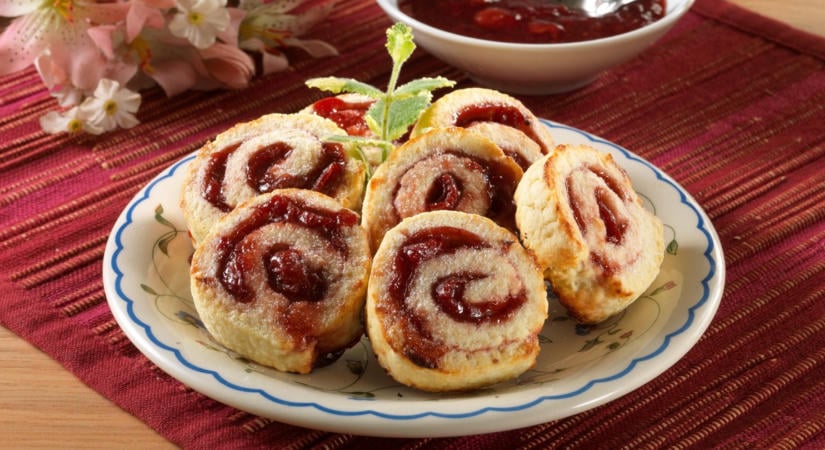 Elronthatatlan mandulás csiga, amibe meggyes töltelék került – recept