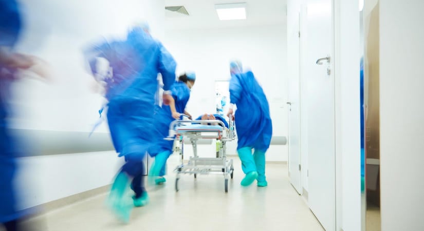 Tragédia a Szent Rókus Egészségközpontnál: ideiglenesen zárva a főbejárat