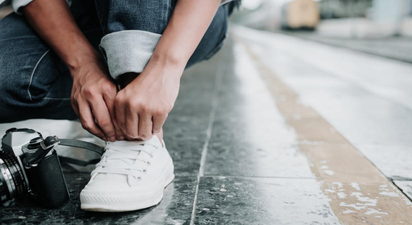 A cipő mosása mosógépben és természetes módszerek a tisztításhoz
