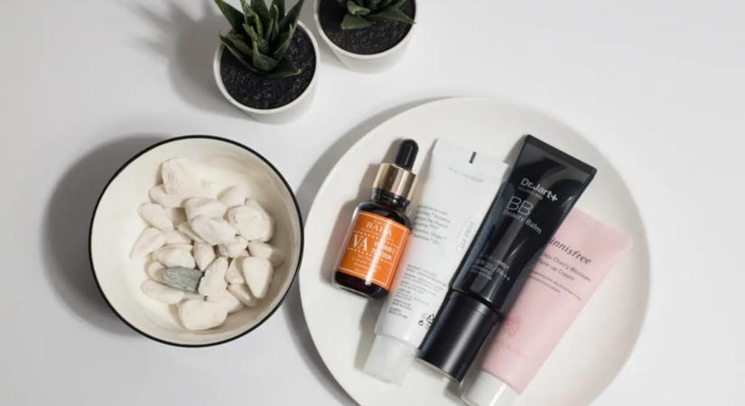 Retinol, C-vitamin és hámlasztó savak: ezeket a kombinációkat jobb óvatosan használni