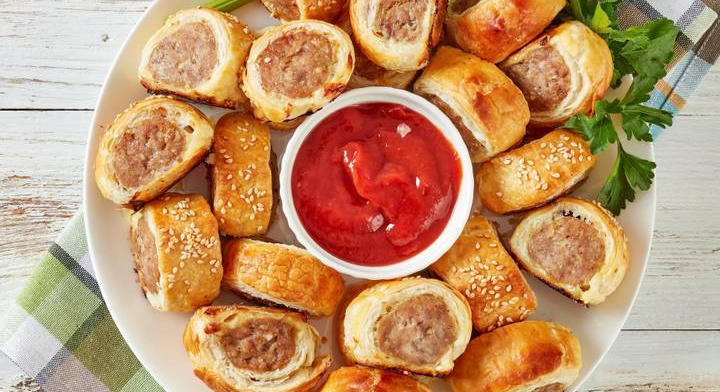 Kolbászos tekercs leveles tésztából: tökéletes vendégváró falat