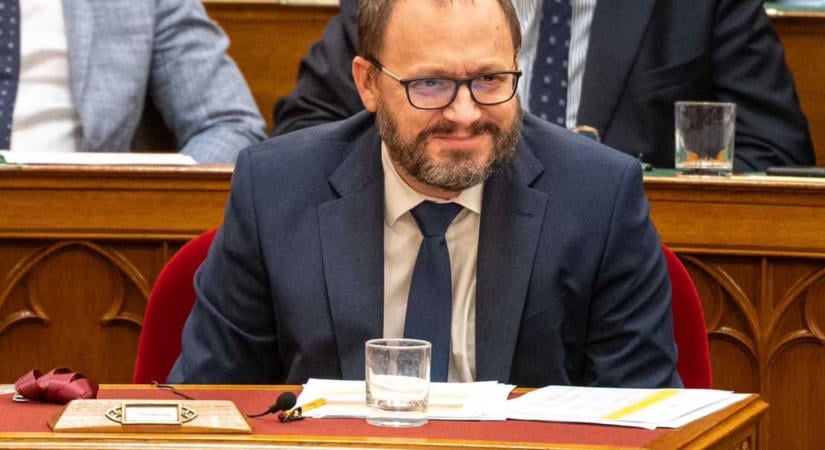 Kármán András visszaszólt Orbánnak: nem megy falnak a magyar gazdaság, sőt