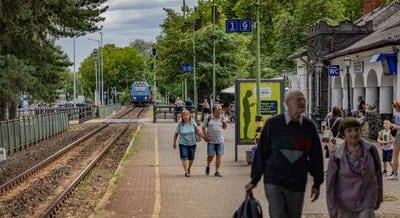 Hét Balaton környéki vasútállomás újul meg, három régi épületet el is bontanak