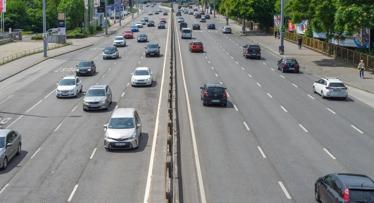 Borulhatnak a nagy autópálya tervek, az M1 es, az M7 es és az M200 as jövője is bizonytalanná vált