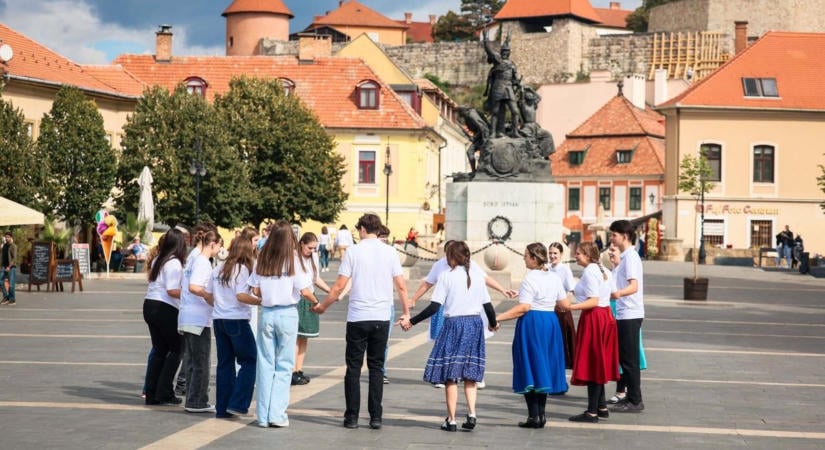 Libabőrös pillanatok a Dobó téren: pörgős fotókon az egri diákok egyedülálló flashmobja!